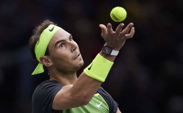 Nadal realiza un servicio en su debut en París.  QUALITY SPORT IMAGES / GETTY