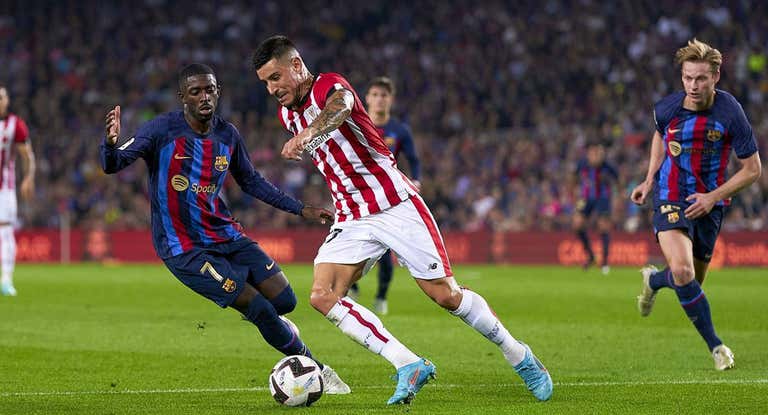 Yuri Berchiche, en una acción junto a Dembelé en el duelo jugado en el Camp Nou.