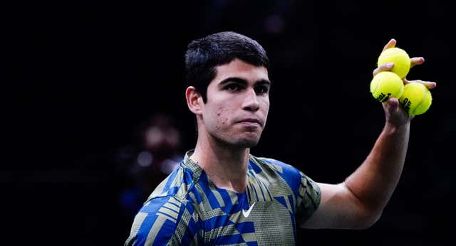Alcaraz gana en su debut en París