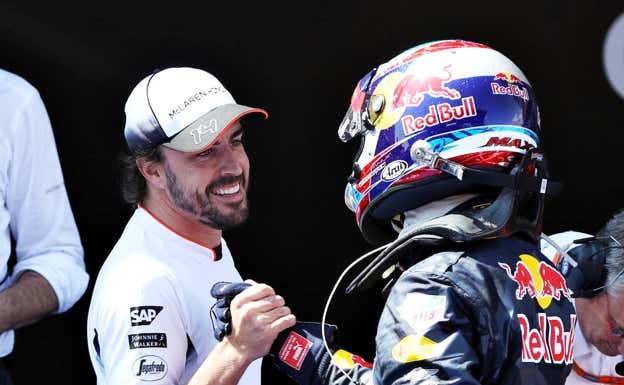 Fernando Alonso felicita a Verstappen por su primera victoria en F1 en España 2016.  Getty Images