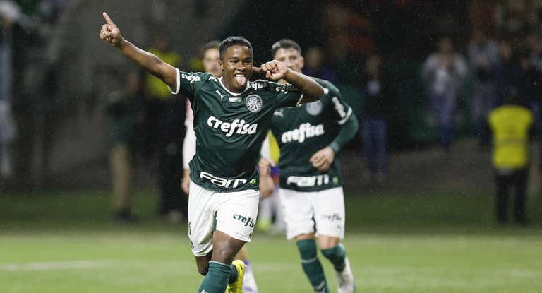 Endrick celebra el cuarto gol del Palmeiras.