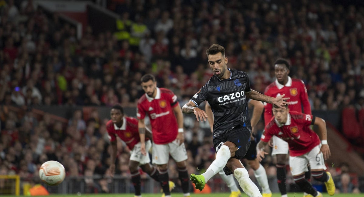Brais Méndez lanzando un penalti durante el Manchester United - Real Sociedad