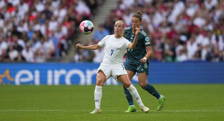 Mead protege el balón ante Rauch en la final de la Eurocopa 2022.