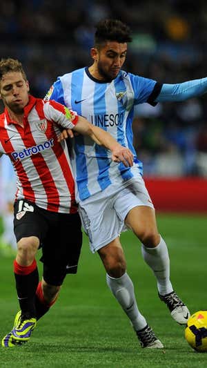 Pedeo Morales protege la pelota ante Muniain en un Málaga-Athletic. Getty