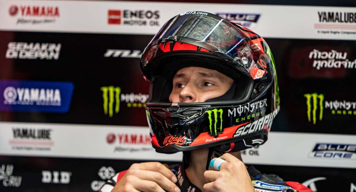 Fabio Quartararo se pone el casco antes de comenzar los entrenamientos libres del GP de Valencia de MotoGP.