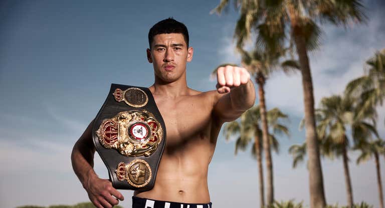 Dimitry Bivol posa en una sesión fotográfica previa a su combate contra Ramírez en Abu Dhabi.
