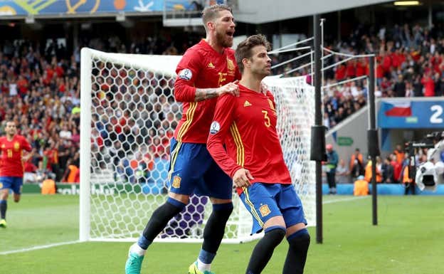 Ramos y Piqué, durante la Eurocopa 2016.  GETTY