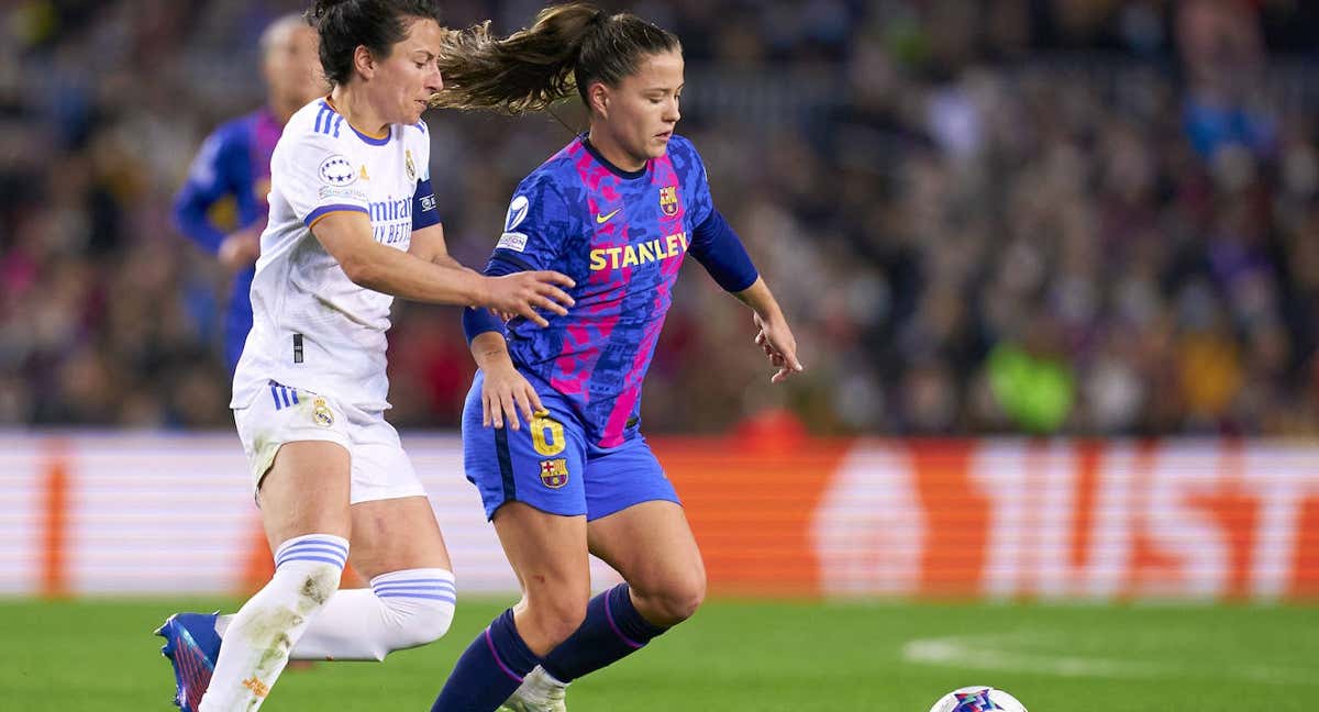 Ivana y Claudia Pina, jugadoras del Real Madrid y Barcelona, pugnan por un balón durante la vuelta de las semifinales de la pasada Champions. /Getty