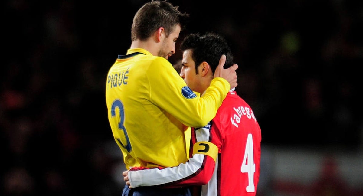 Piqué y Cesc Fàbregas se abrazan en un partido de Champions.
