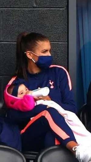 Alex Morgan le da el biberón a su hija durante un partido del Tottenham.  @SpursOfficial