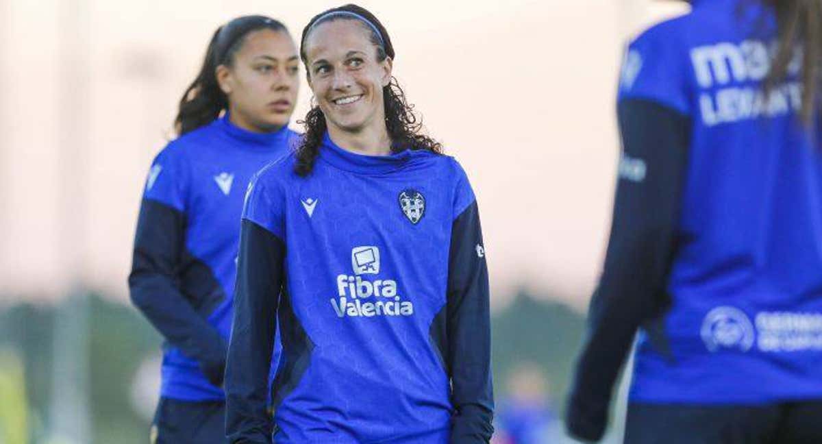 Alharilla, del Levante, calienta en el partido ante el Sporting de Huelva.