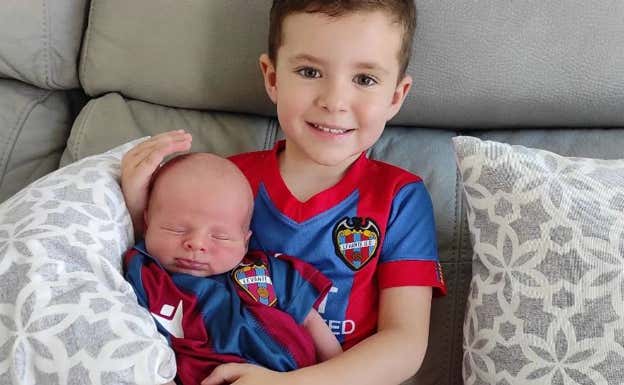 Víctor y Hugo, los hijos de Alharilla y su pareja, posan con la camiseta del Levante.  Instagram @alharilla_17