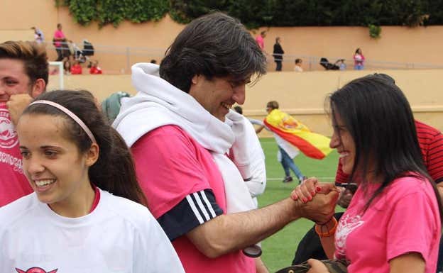 Manuel Merinero y Ana Rossell celebran el ascenso con Samara Ortiz en primer término.  RELEVO