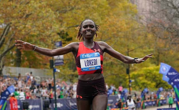 Lokedi (28) entra triunfal en la meta de Nueva York.  TIMOTHY A. CLARY / GETTY