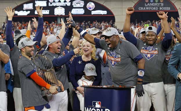 Dusty Baker celebra su primer título como entrenador. GETTY IMAGES