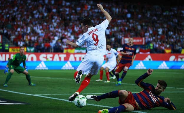 Piqué en un lance de la final Getty