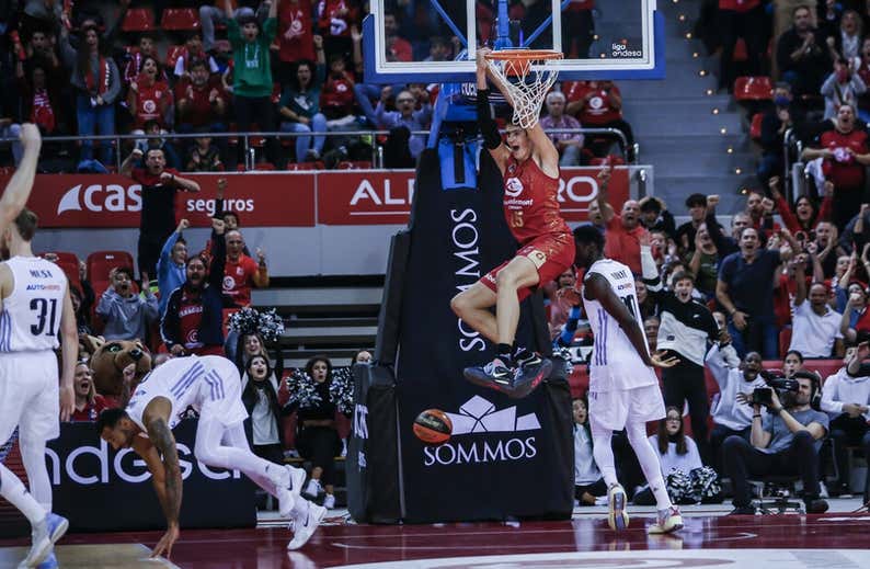 Aday Mara se luce ante un preocupante Real Madrid