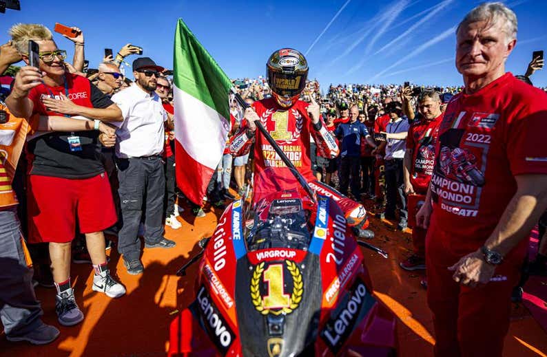 Bagnaia venció a la presión de la historia y cerró el año Ducati