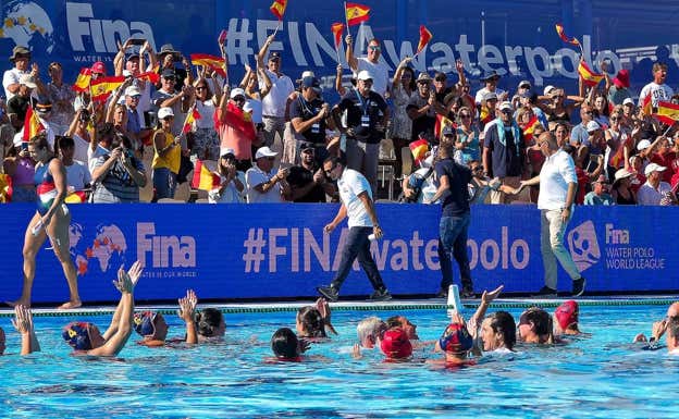 Las jugadoras celebran con la grada el oro.  ESTUDIO EFA-RFEN