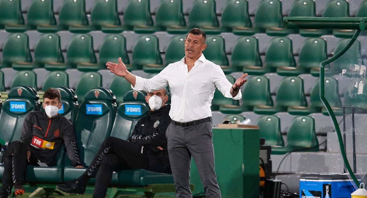 Almirón en un partido con el Elche.