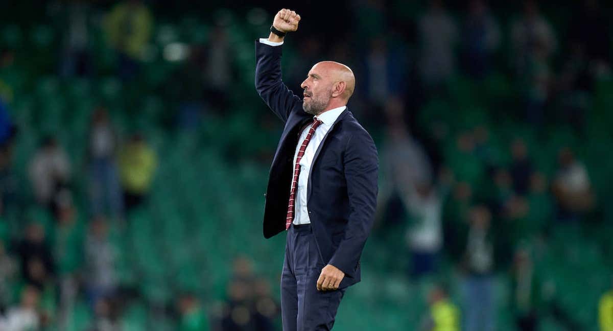 Monchi levanta el puño para saludar a los aficionados sevillistas tras el derbi./Getty