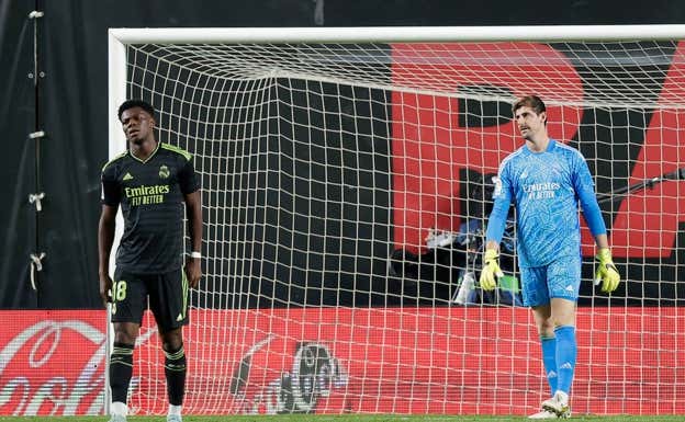 Tchouameni y Courtois se lamentan tras un gol del Rayo.  GETTY