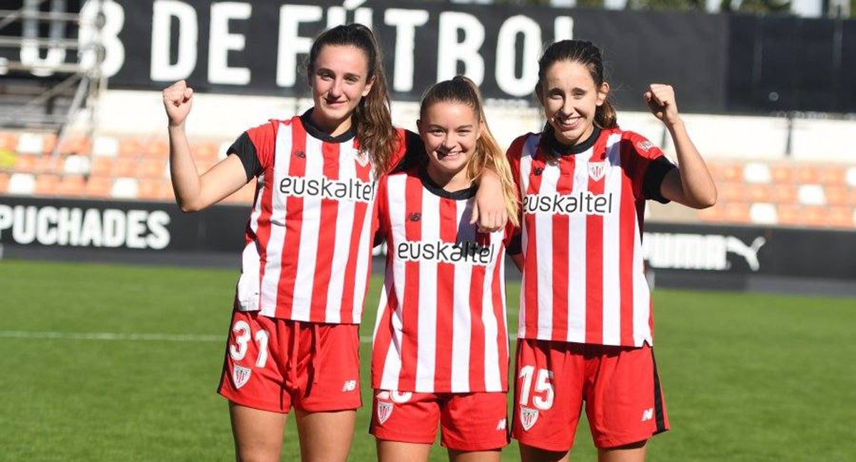 Amezaga, Sara Ortega y Pinedo, jugadoras del Athletic, posan tras el partido ante el Valencia.
