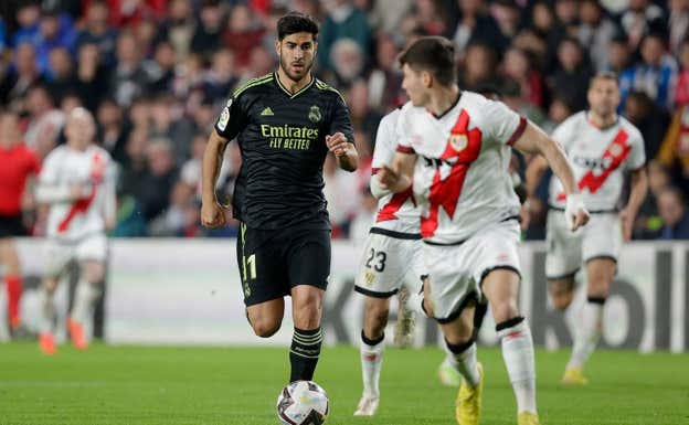 Marco Asensio conduce el balón en presencia de Fran García. GETTY IMAGES