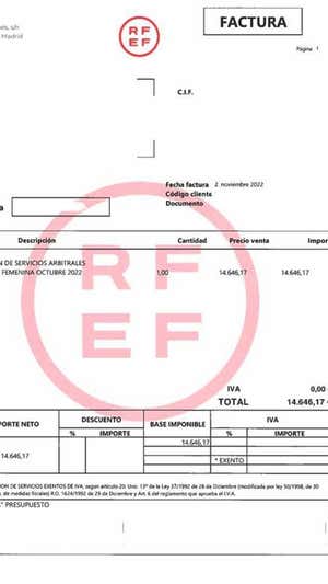 Factura emitida por la RFEF a los clubes con los honorarios de las árbitras.  RELEVO