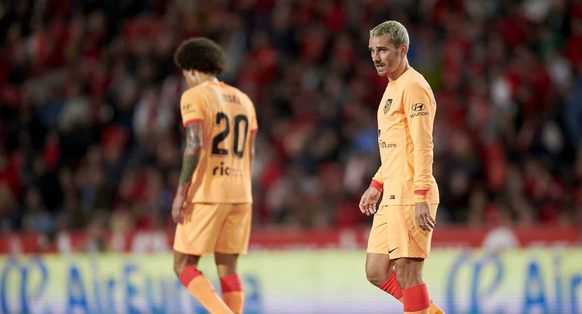 Griezmann y Witsel lamentan el gol de Muriqi en la primera parte.