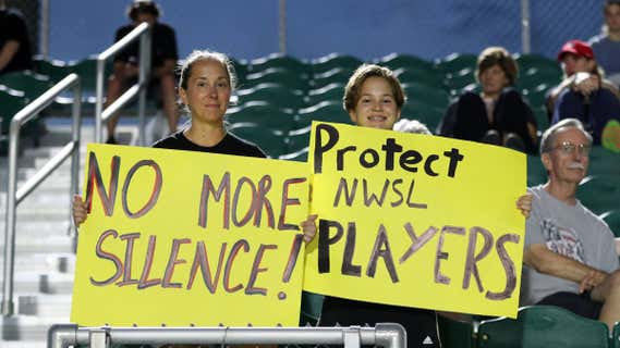 Aficionadas sujetan pancartas en las que se puede leer «No más silencio» (izq.) y «Proteged a las jugadoras de la NWSL» (der.), tras la investigación que destapó un entramado de abusos en el fútbol femenino estadounidense. /GETTY