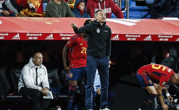 Luis Enrique da instrucciones en un partido de la Selección.  GETTY