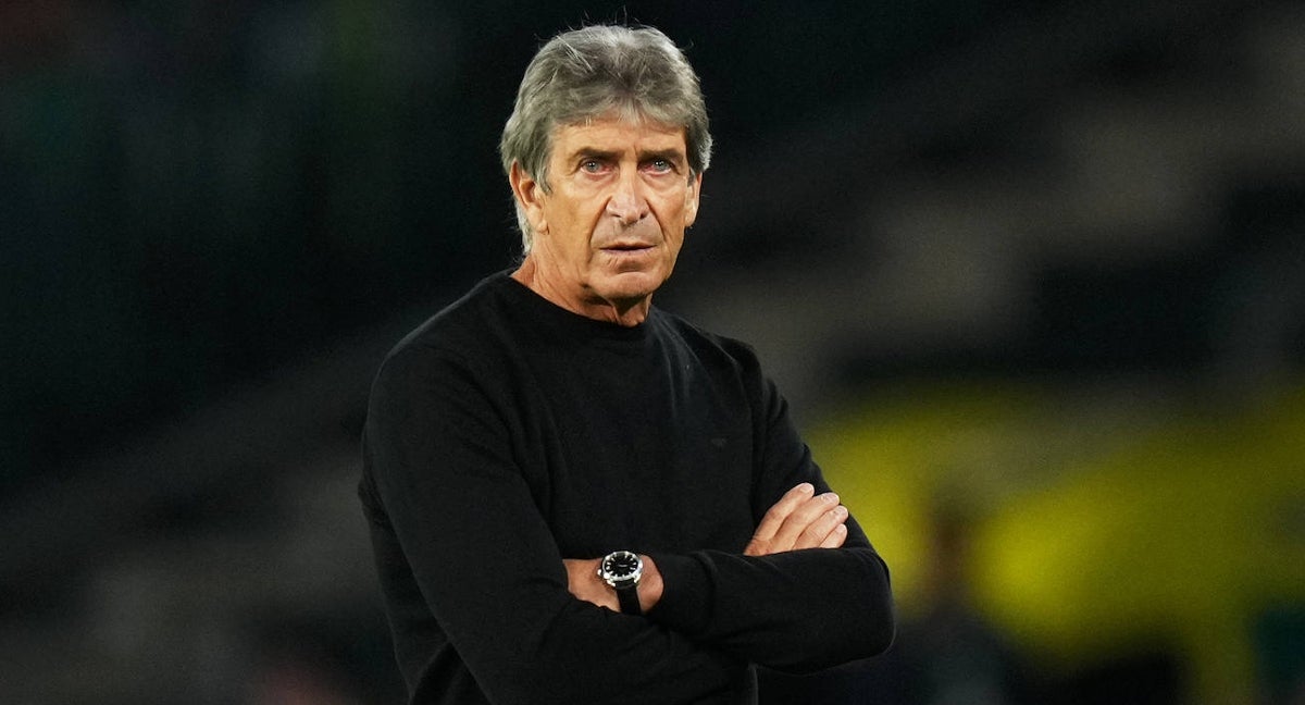 Manuel Pellegrini observa a sus jugadores.