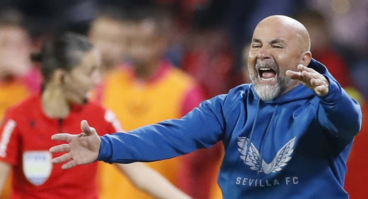 Jorge Sampaoli grita en un momento del partido ante la Real./José Manuel Vidal / Efe