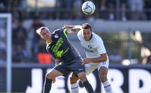 Adryan pelea con De Vrij en un Sion-Inter.  Getty