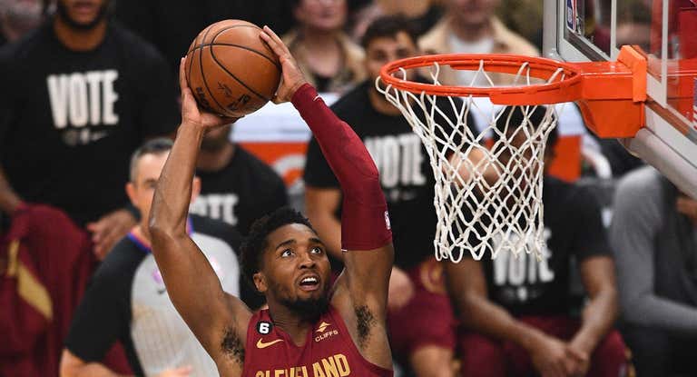 Donovan Mitchell machaca durante un partido este año.