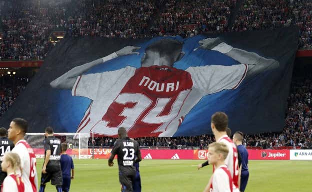 Nouri, homenajeado en un partido con el Ajax. GETTY