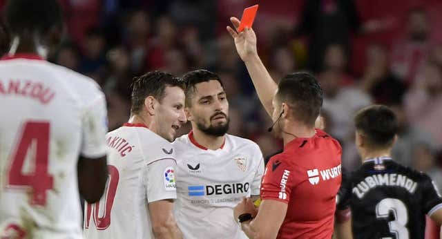 Las dos entradas al tobillo y a la rodilla que han dejado al Sevilla con nueve