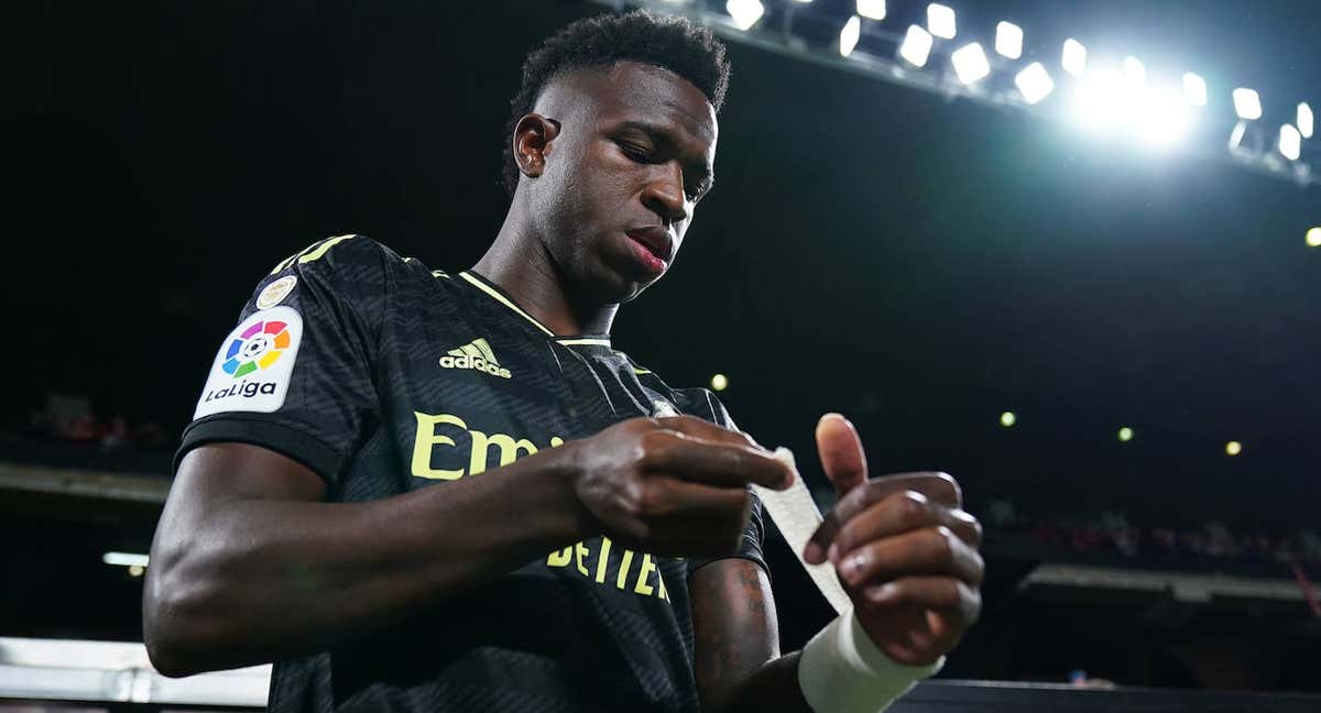 Vinicius colocándose esparadrapo en Vallecas.