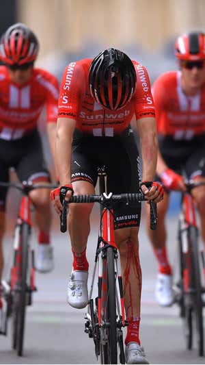 Tom Dumoulin observa su rodilla izquierda, ensangrentada tras una dura caída en el Giro d'Italia 2019.  GETTY IMAGES