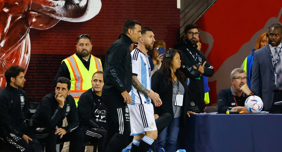 Scaloni y Messi hablan durante un encuentro |