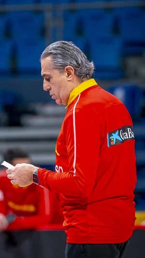 Sergio Scariolo consulta sus notas. FEB