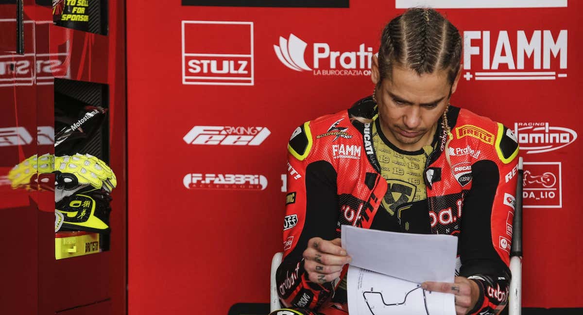 Álvaro Bautista, revisa la telemetría en el box de Ducati en Mandalika (Indonesia). /Getty Images