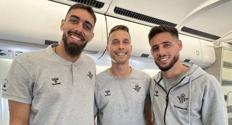 Borja Iglesias junto a Canales y Álex Moreno, en el avión del Betis.