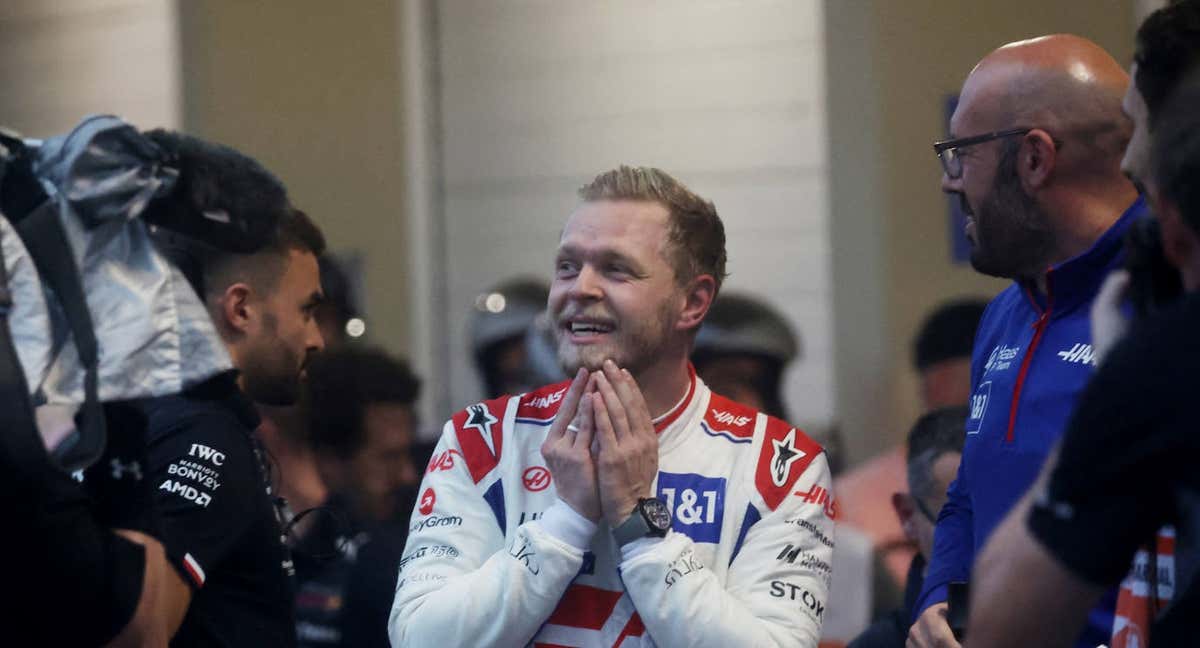 Kevin Magnussen celebra, incrédulo, su primera pole position en F1 en el GP de Brasil. /Reuters