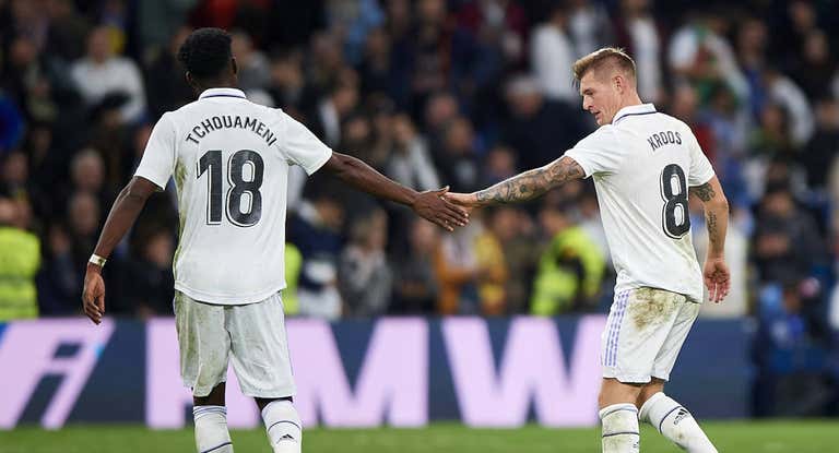 Tchouameni y Kroos se dan la mano.