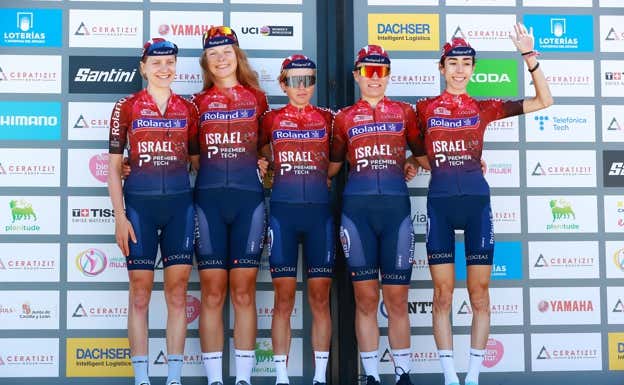 Inés Cantera, a la derecha de la imagen, sonríe durante la presentación de su equipo Roland Cogeas antes de una etapa de la Ceratizit Challenge, versión femenina de la Vuelta a España.  GETTY IMAGES
