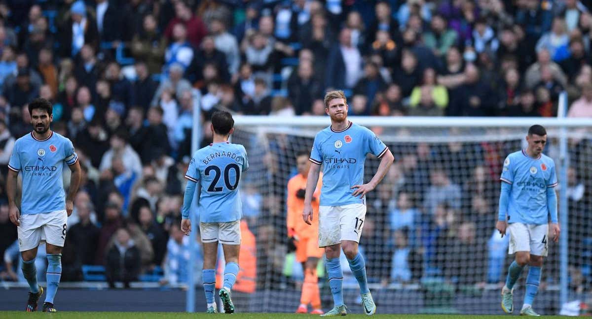 Los jugadores del City, tras encajar el segundo gol del Brentford. /GETTY