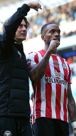Frank, técnico del Brentford, señala a Toney, autor de un doblete.  GETTY