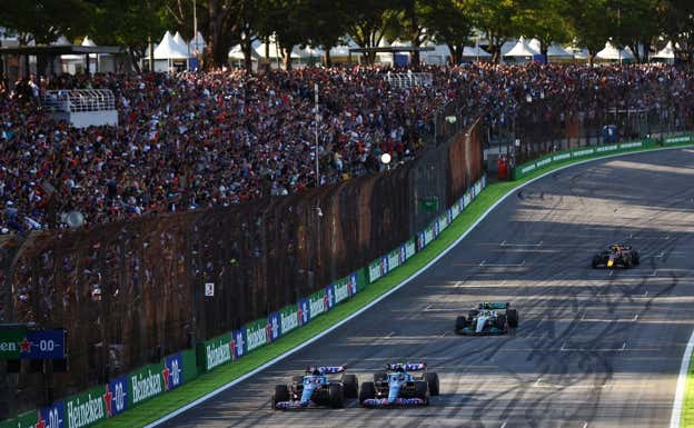 Fernando Alonso y Esteban Ocon tras el segundo toque entre ambos en Brasil.  Getty Images